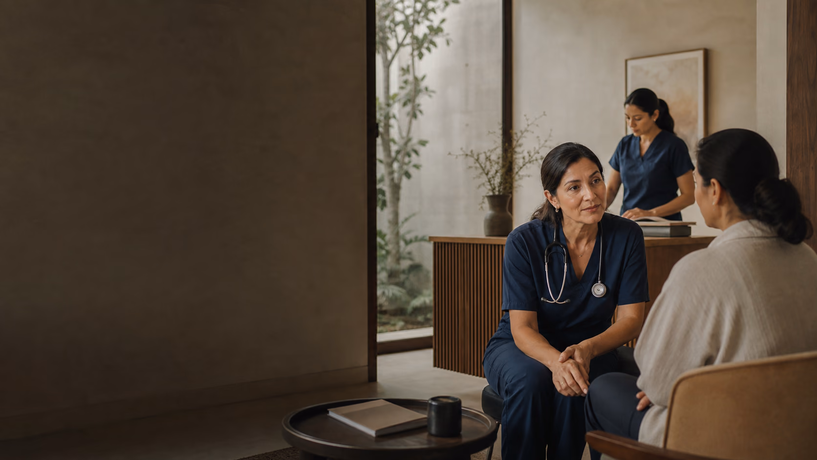 Médico escuchando atentamente a un paciente adulto